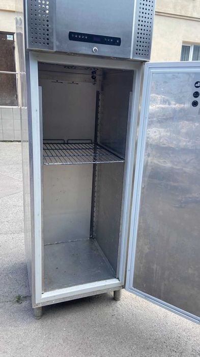 Б/у производственный холодильный шкаф из нержавейки для кафе ресторана