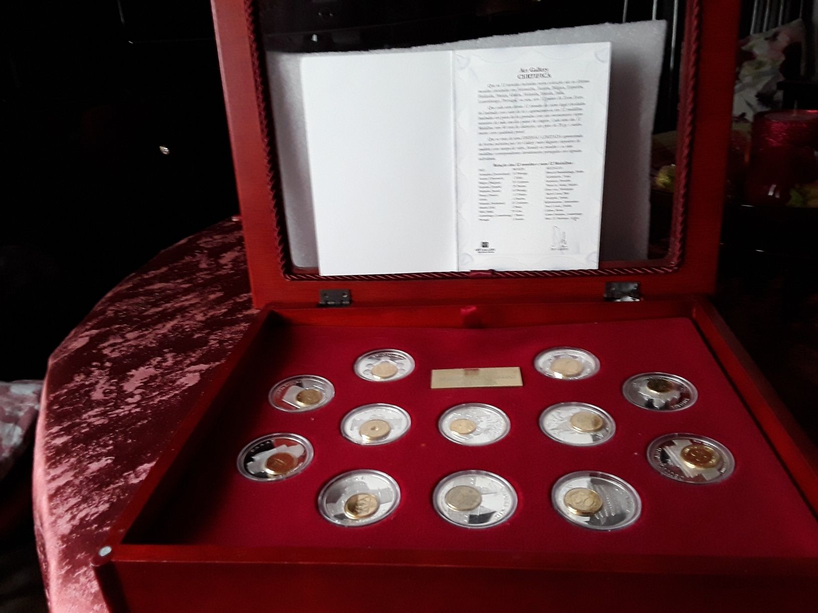 Moédas e medalhas para colecionadores.