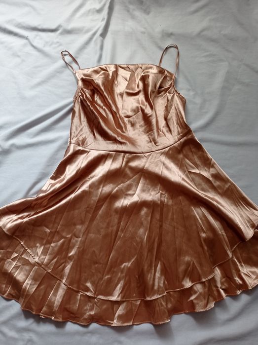 Жіноча сукня золотого кольору святкова