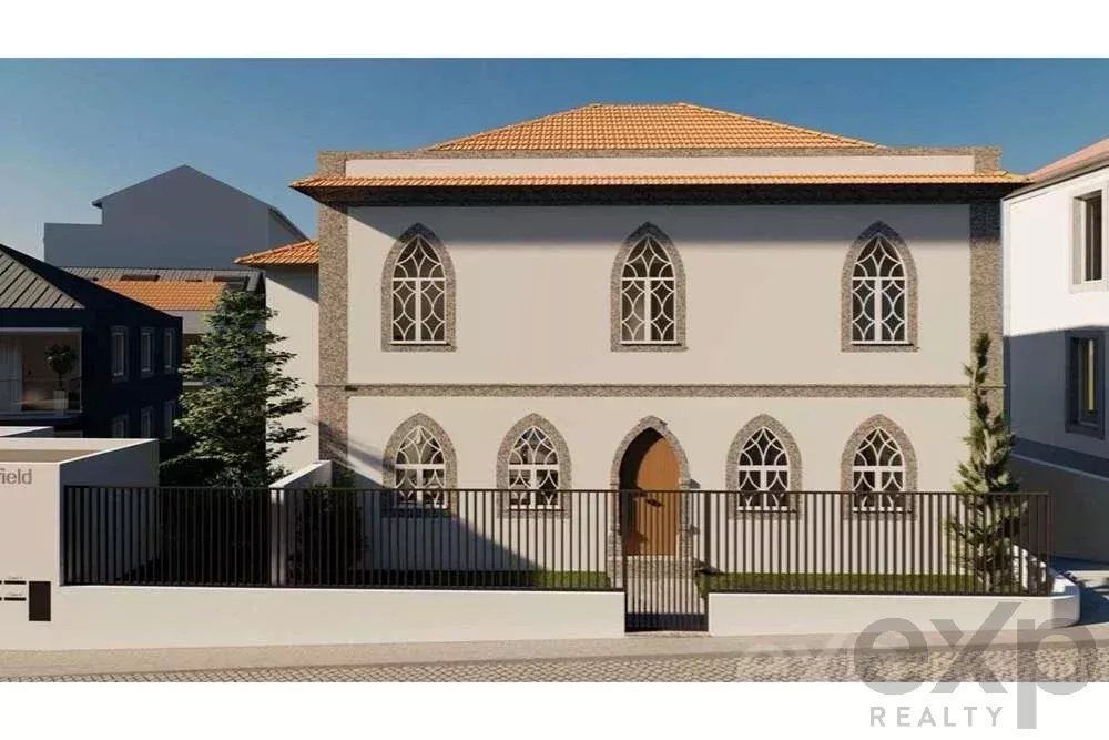 Moradia T3 com 3 suites com 349m² e 185m² de espaço exterior em Leça d