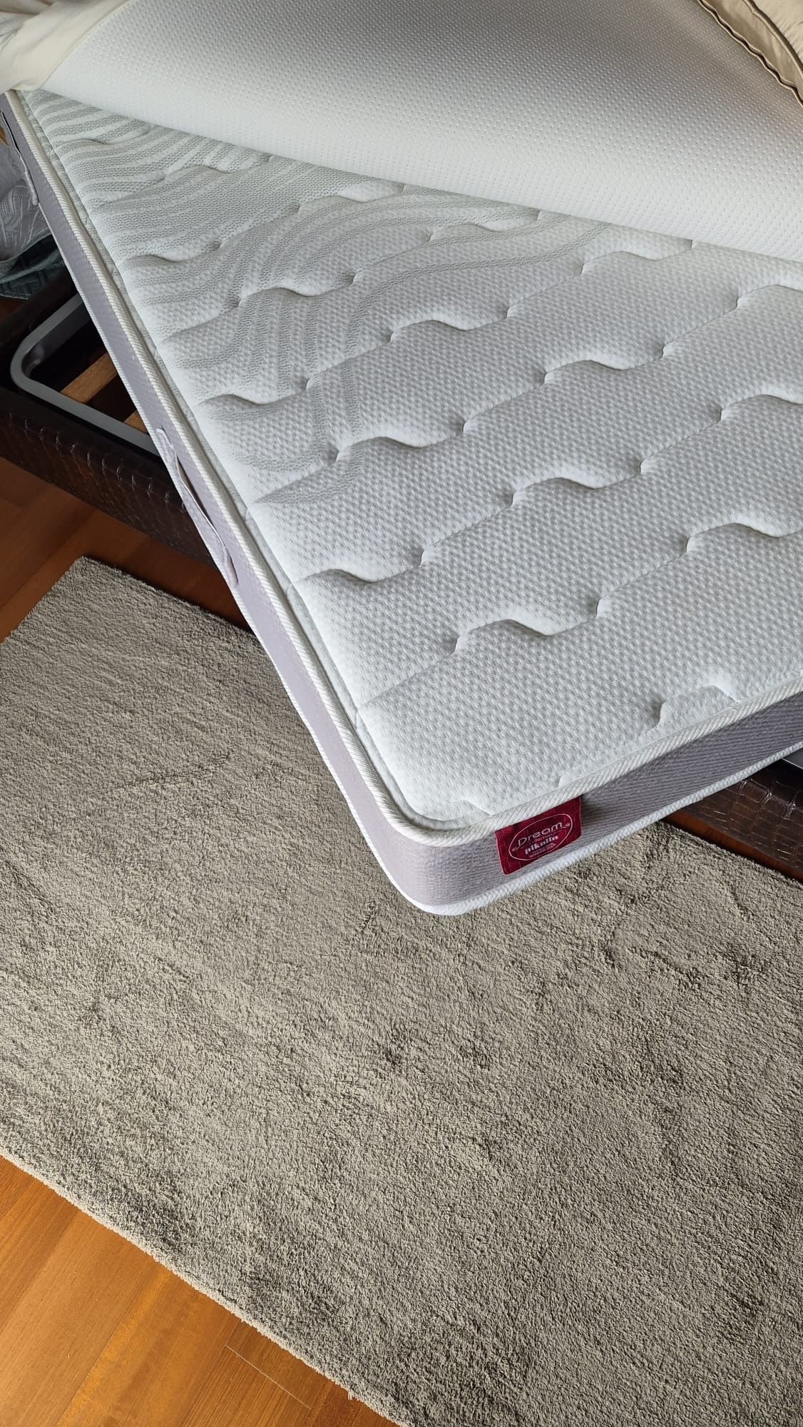 Cama de casal com estrado e colchão .