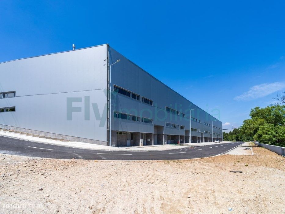 Pavilhão em fase final de construção na Zona Industrial em S. Marti...