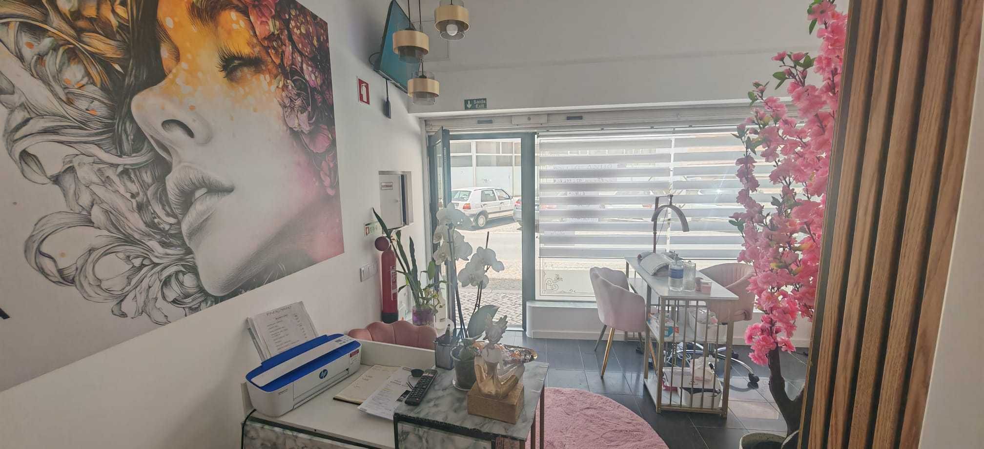 Vendo salao de estetica Portimao totalmemt equipado . Pode ser com/sem