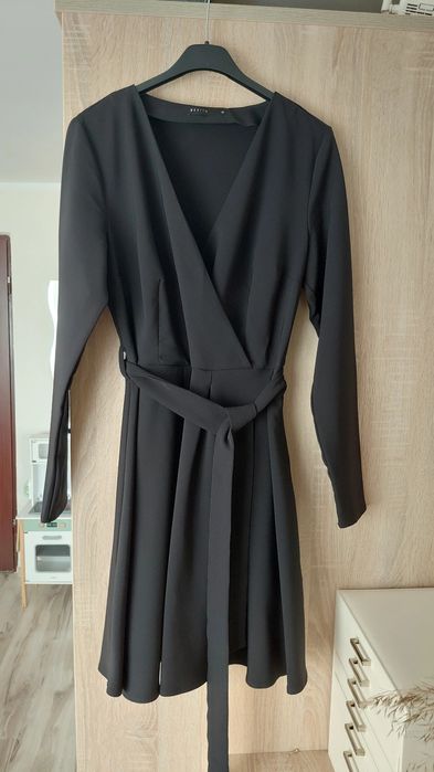 Czarna gładka sukienka damska z długim rękawem mohito m