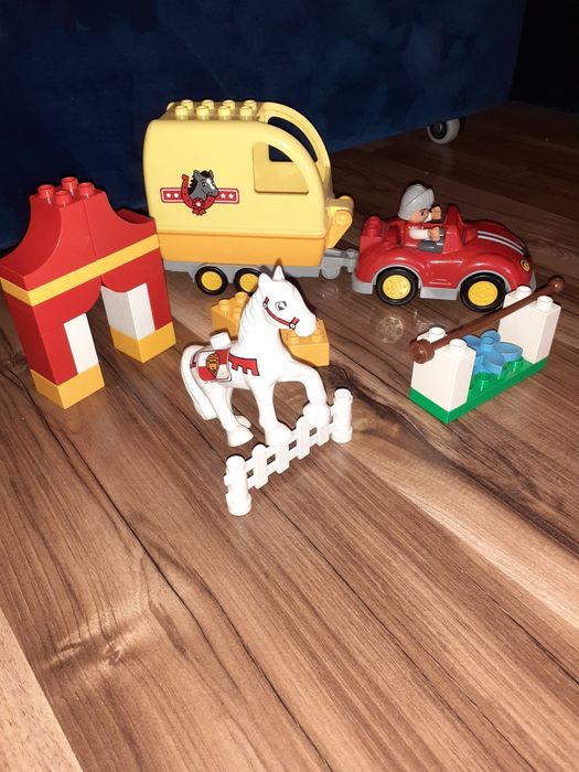 Lego duplo przyczepa dla konia 10807 i turniej/rycerz na koniu 10568