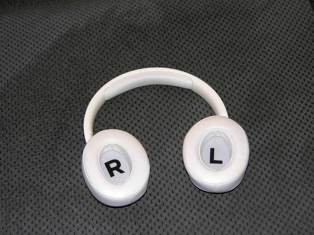 Słuchawki w kolorze białym JBL Tune 760NC ANC Bluetooth Mikrofon.