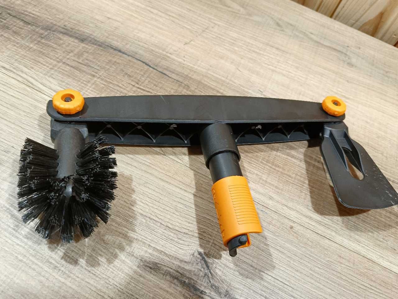 Fiskars QuikFit Szczotka do Rynien ze Skrobakiem