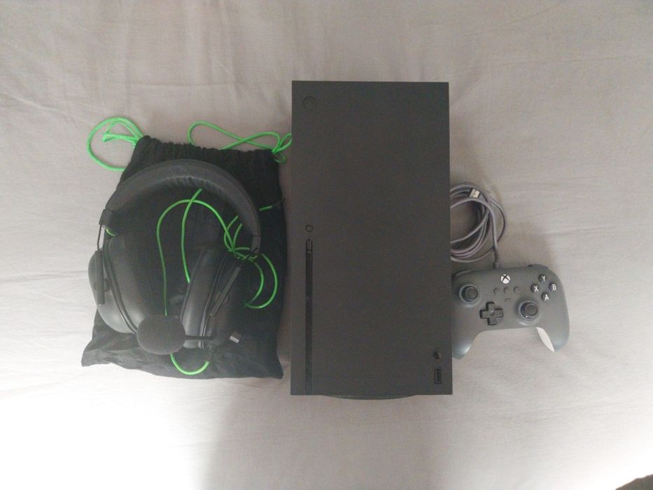 Xbox Series X com comando e Headset