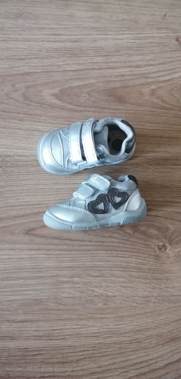 Chicco buty buciki 18 srebrne w serduszka