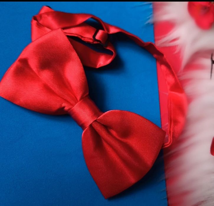 Czerwona muszka męska