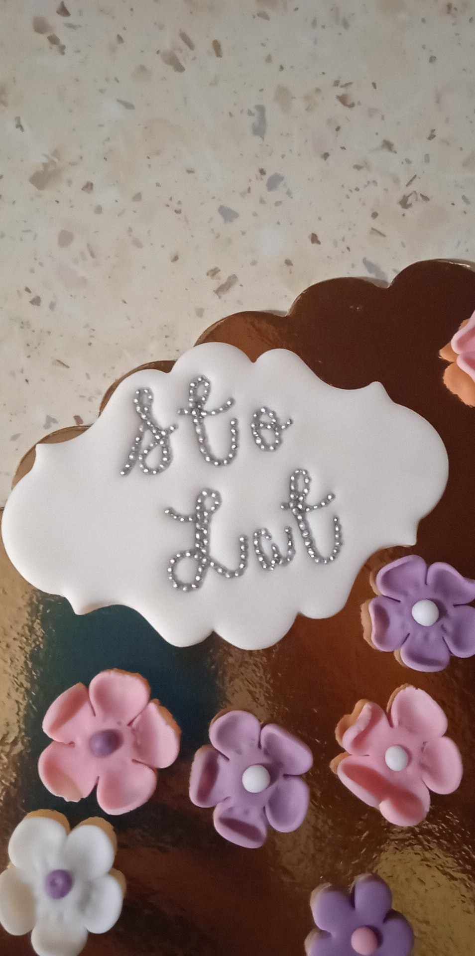 Ozdobny napis na tort z masy cukrowej