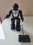 Robot interaktywny, zdalnie sterowany, chodzi strzela na pilota