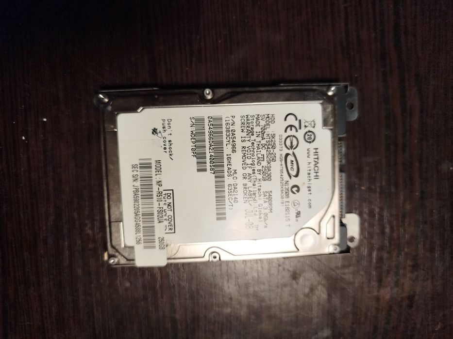 жесткий диск (HDD) для ноутбука производства компании Hitachi.