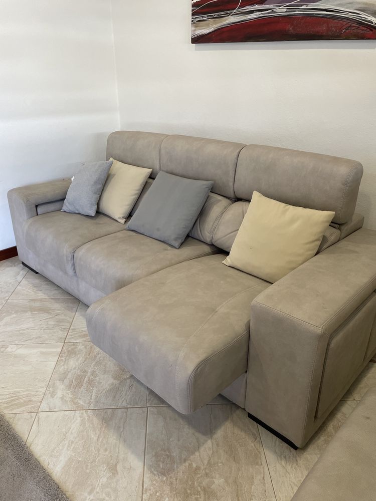 Sofa cinza extensivel com pufs