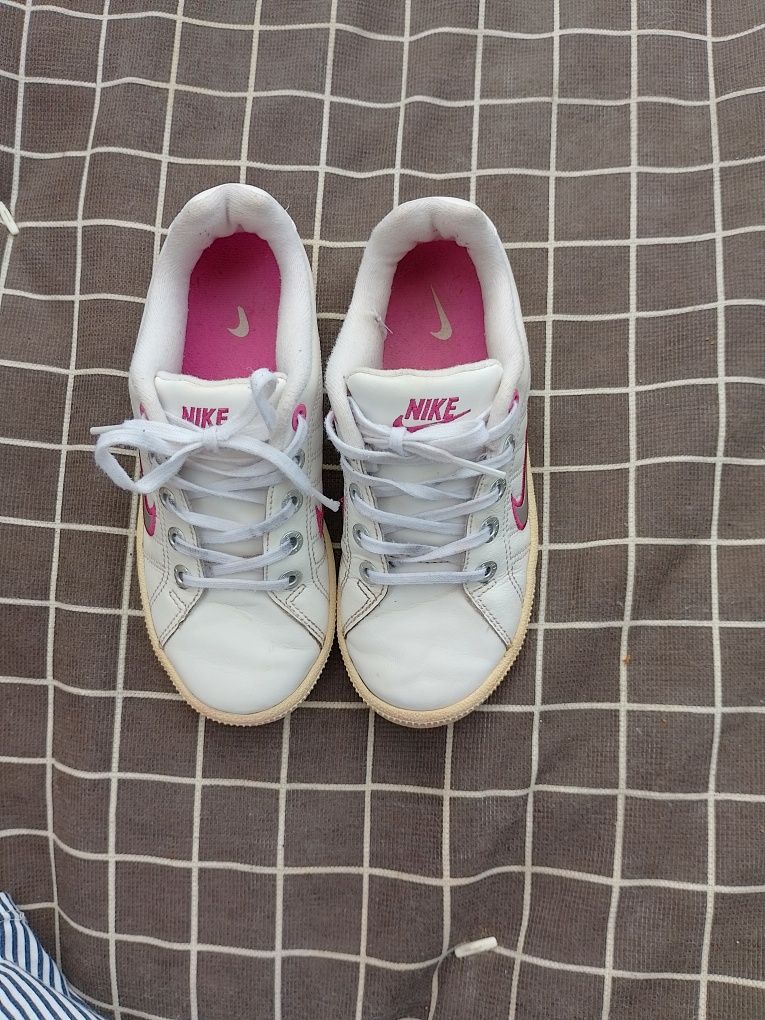 Buty NIKE białe z różowym znaczkiem
