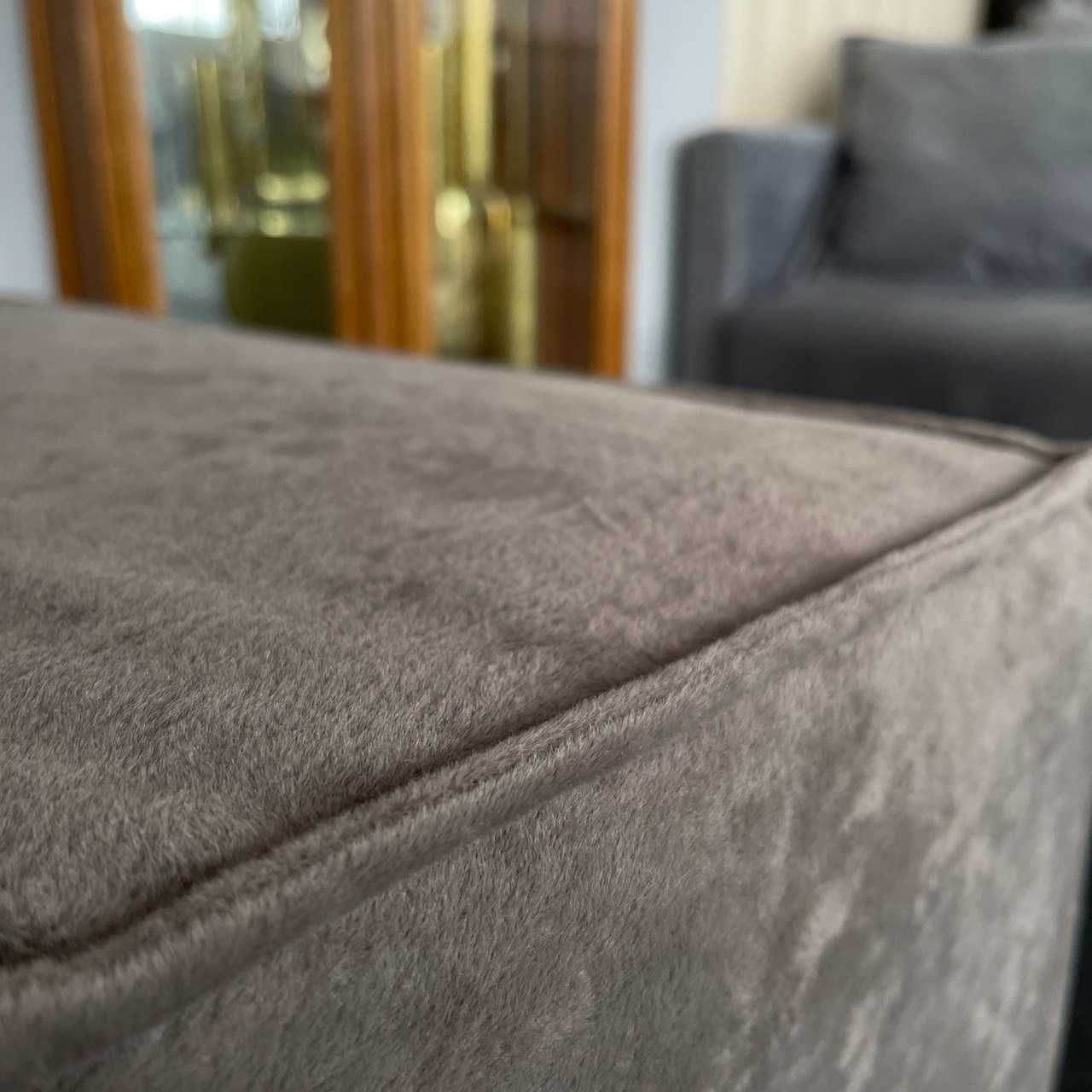 Прямий новий диван в тканині
