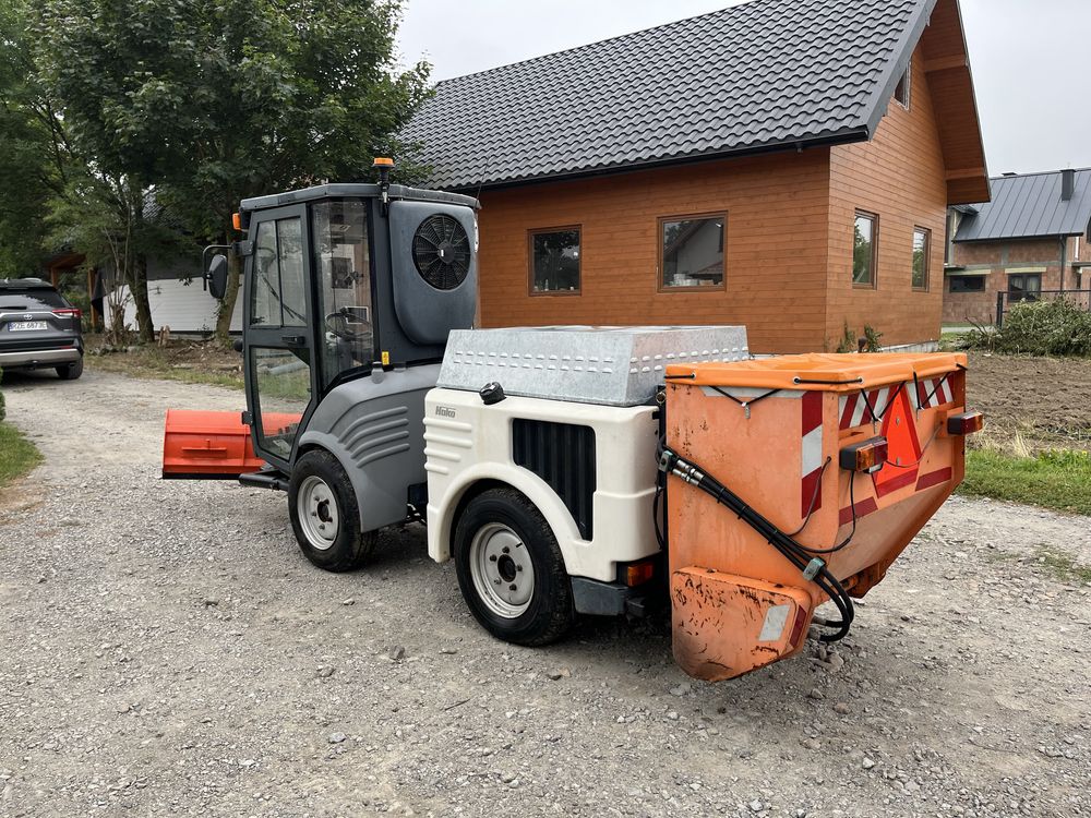 Hako 1200 nosnik narzedzi zamiatarka plugo piaskarka komunalna 4x4