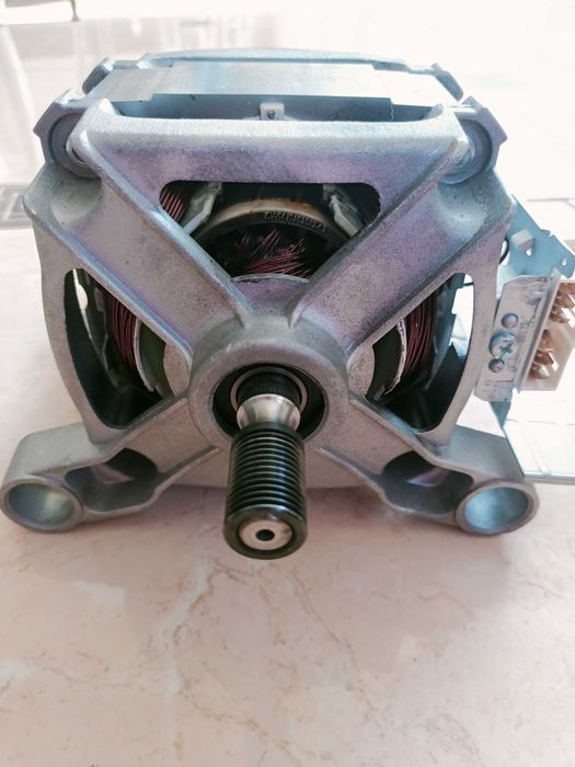 Мотор неробочий від Пральної машинки вузька WHIRLPOOL FWSF 61053 W EU