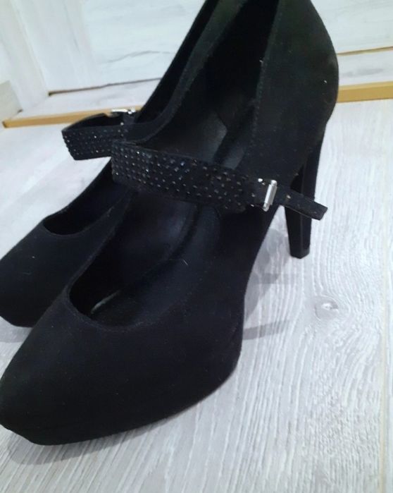 Czarne szpilki na platformie 39