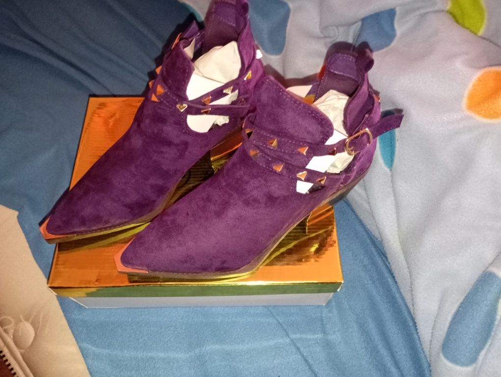 Botas roxas nunca usadas