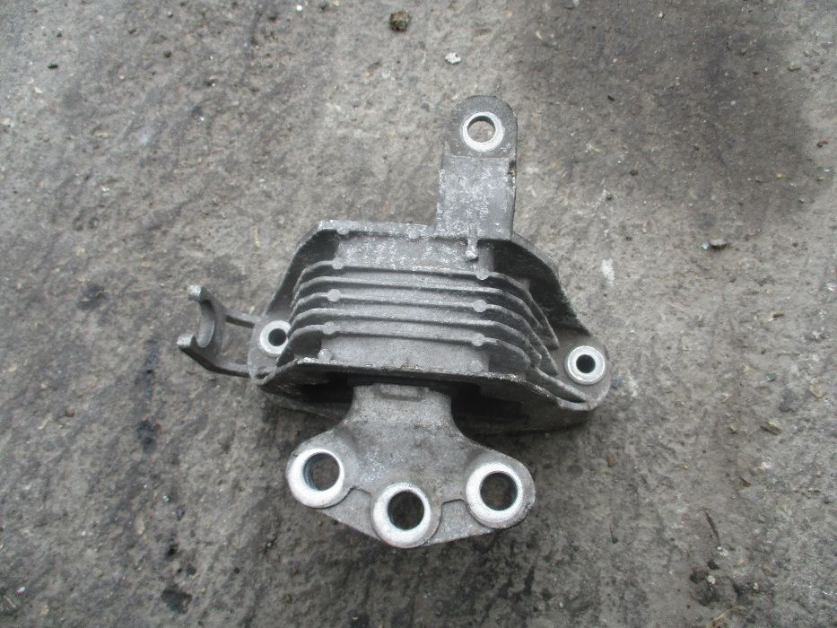 Opel Zafira III C 1.8 łapa poduszka mocowanie silnika P1
