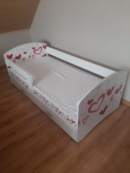 Piękne łóżko 160×80 Lucy z grafiką dla dziewczynki.