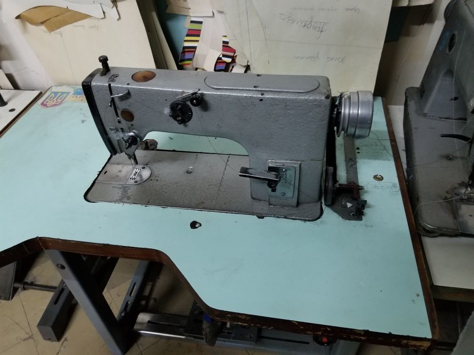 Швейная машина универсальная прямострочка 1022М со столом. есть выбор