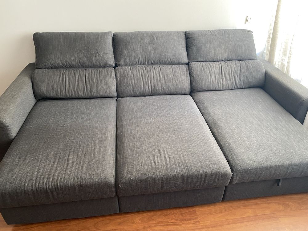 Sofá cama com chaise long cinzento com arrumo