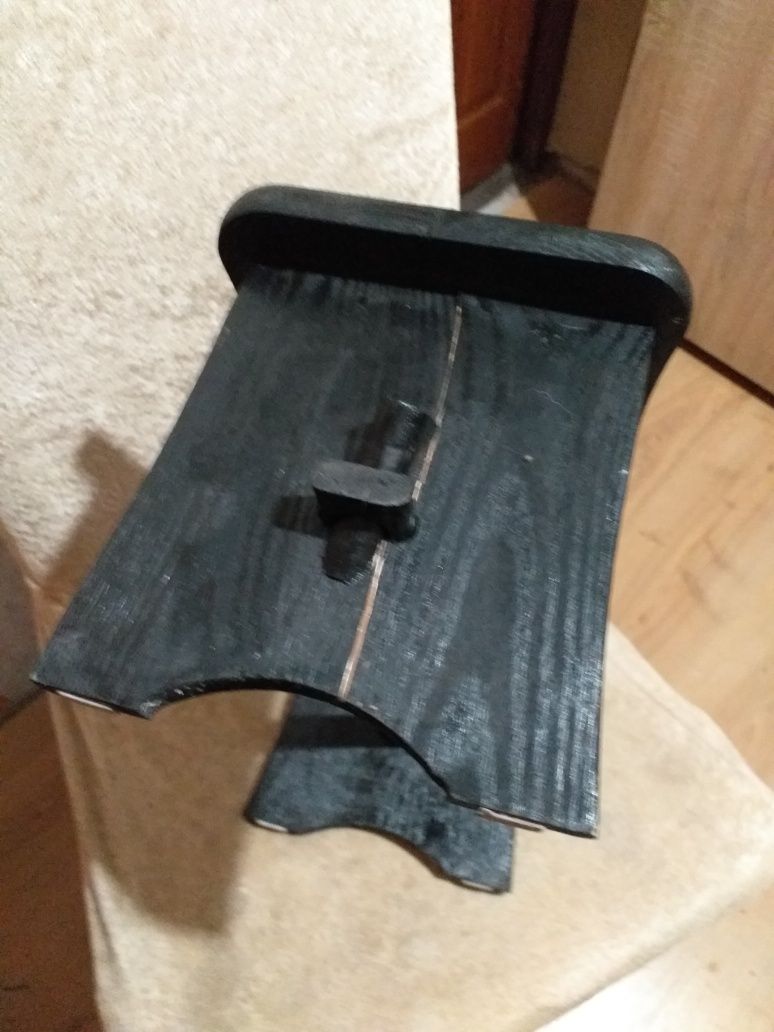 Mały taboret lekko uszkodzony