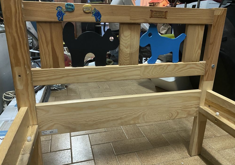 Cama de criança Ikea com enfeites de cão e gato + Colchão