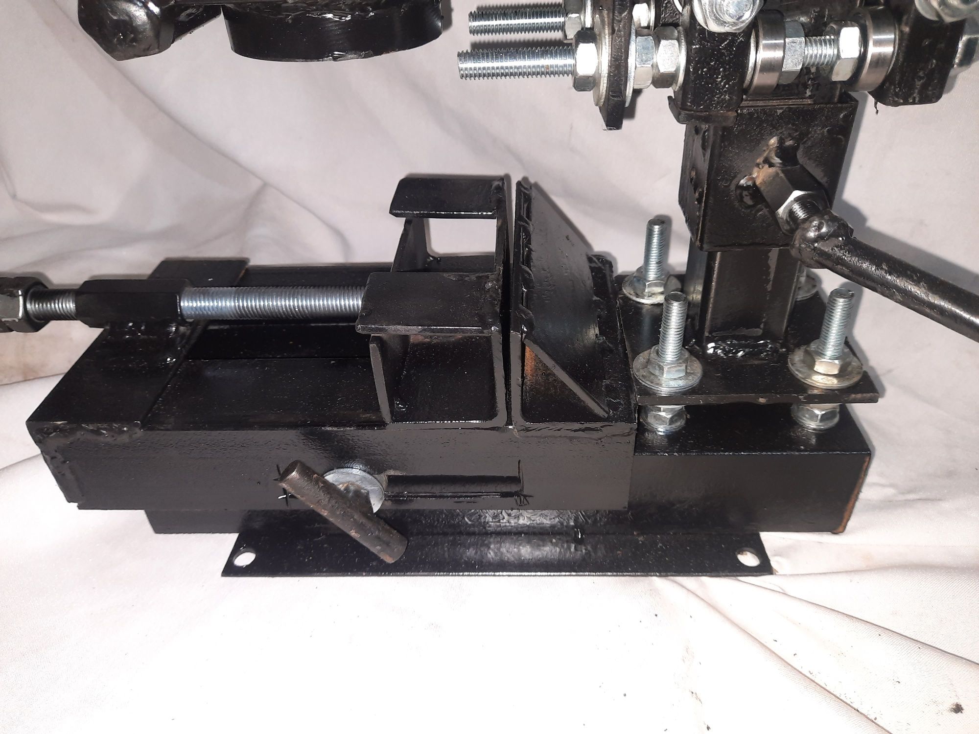 Стійка для дрилі, станок/приспособа для штамповки