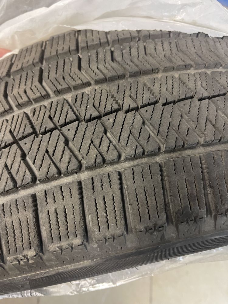 Bridgestone Blizzak Ice 215/45 R17 87S