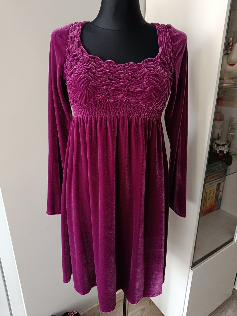 Welurowa sukienka elegancka rozkloszowana odcinana