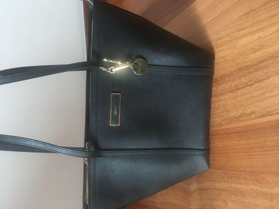 Mala Dkny preta como nova