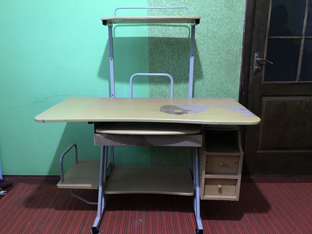 Комп‘ютерний стіл
