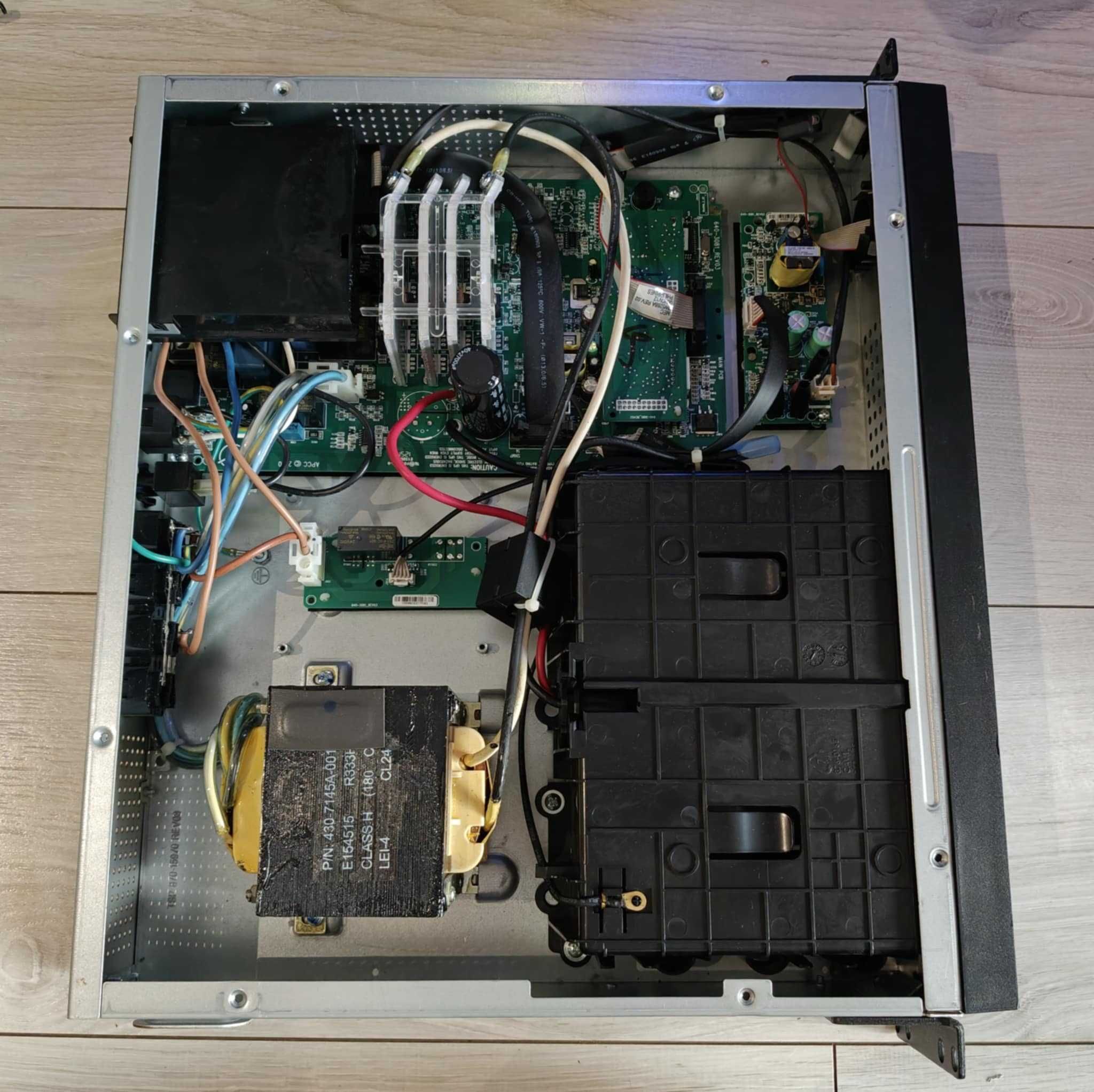 APC UPS Technologia line-interactive 0,75 kVA 500 W 4 x gniazdo sieci