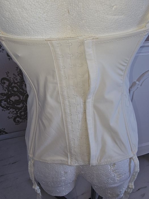 Gorset do pończoch w kolorze kości słoniowej rozm 75F Marie Lingerie