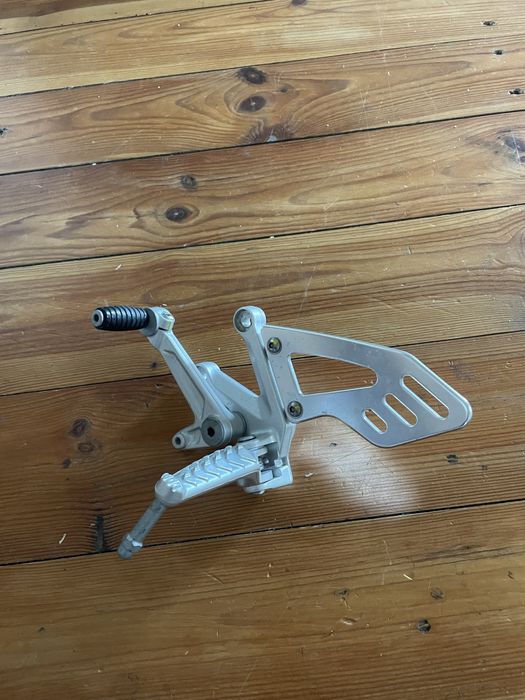 Set lewy podnóżek Aprilia RSV4