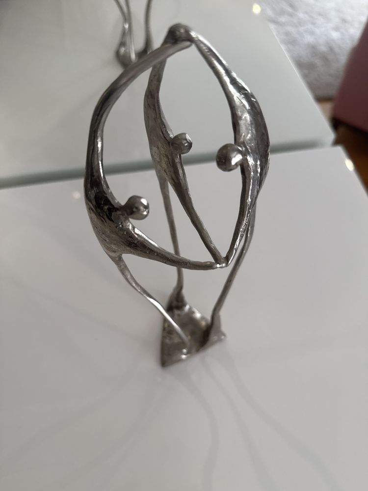 Estatueta em metal assinada pelo autor