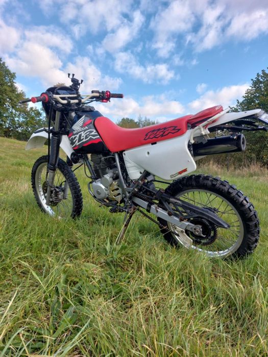 Honda xlr 125 cm³ 
Opona z tyłu mitas e09 90%
O
