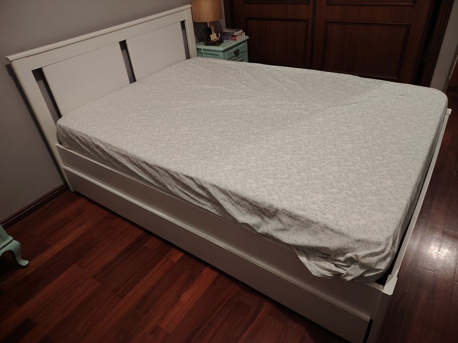 Cama branca com arrumação Songesang do Ikea