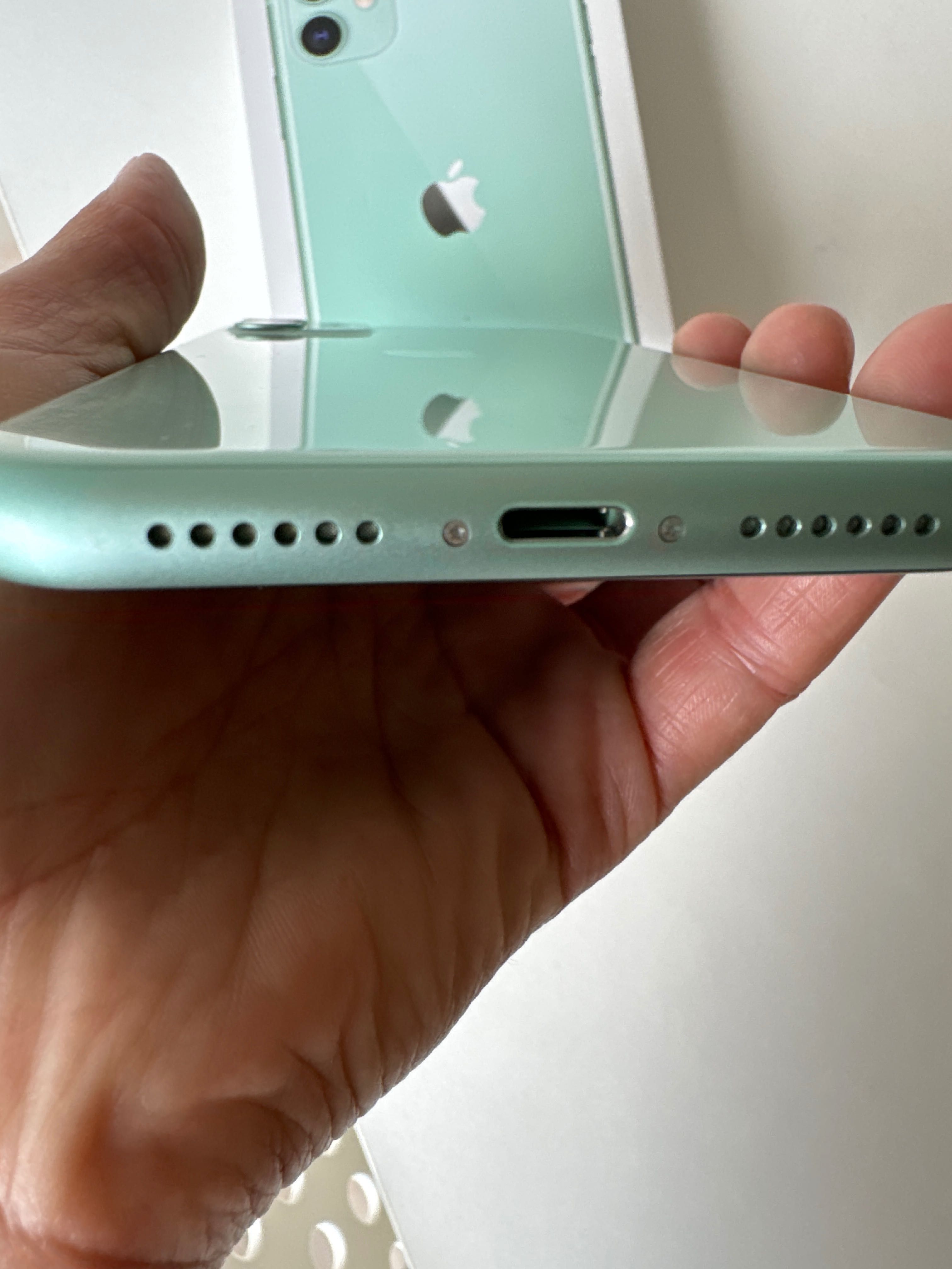 iPhone 11 64 g acompanha capa película e cabo de carregamento.