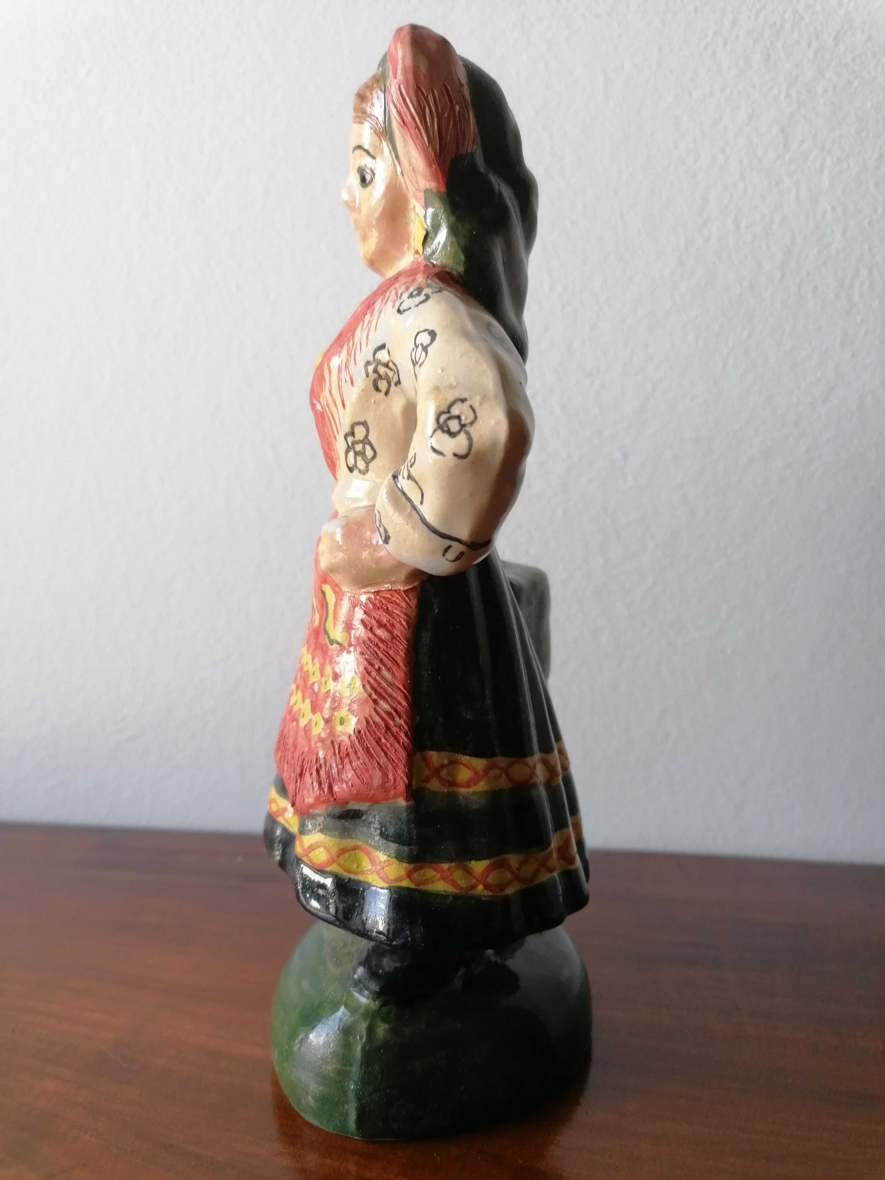 Figura cerâmica com traje regional, datada de 1994