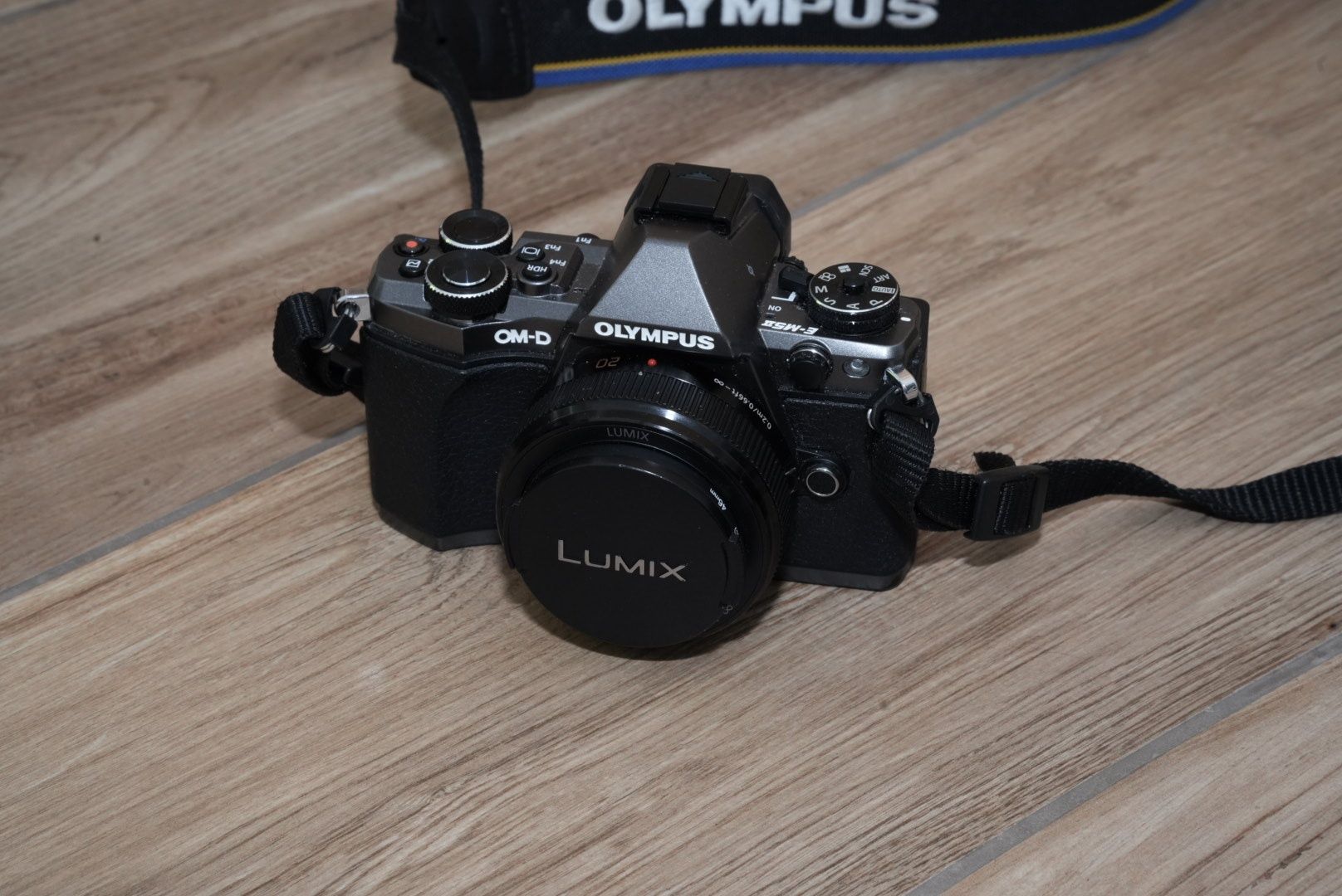 Olympus OM-D E-M5 Mark II Tytan zestaw z obiektywami i bateriami