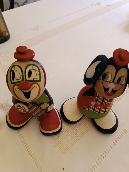 Vendo dois palhaços em pedra pitados