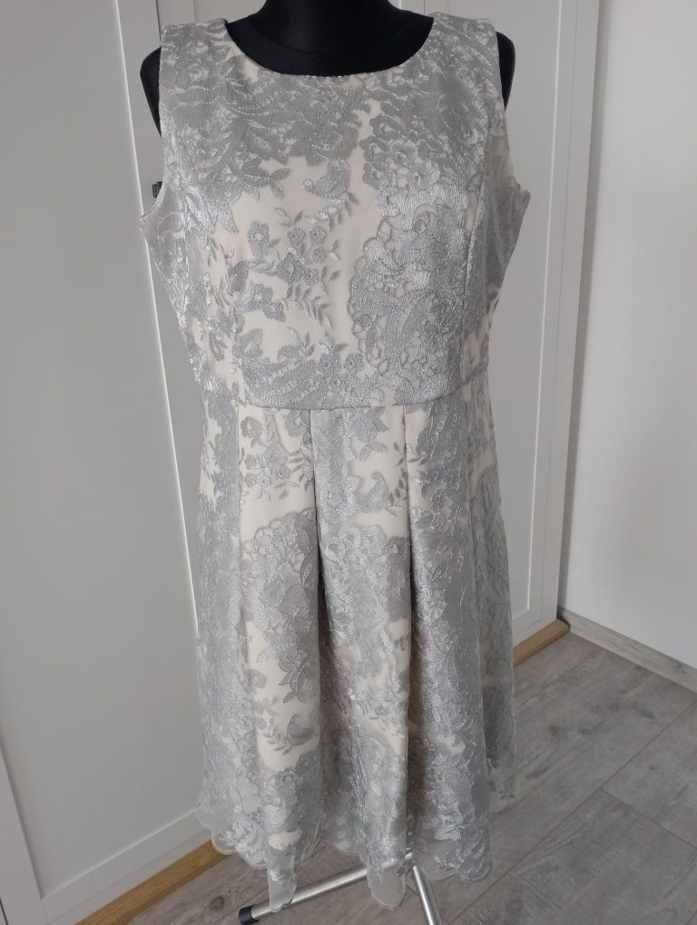 Piękna koronkowa sukienka koktajlowa 46
