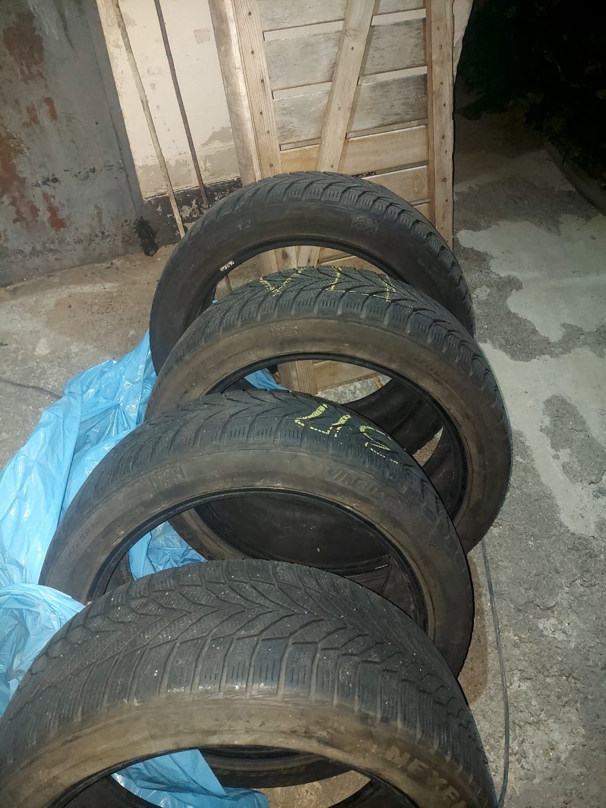 Срочно!Зимова гума 235/45r19 
99v