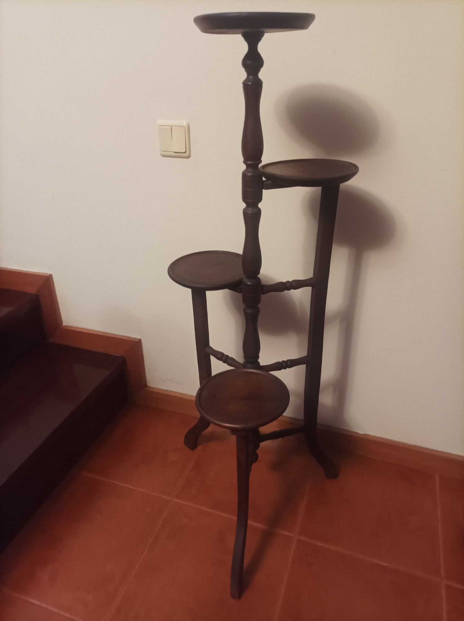 Coluna antiga restaurada de 4 apoios