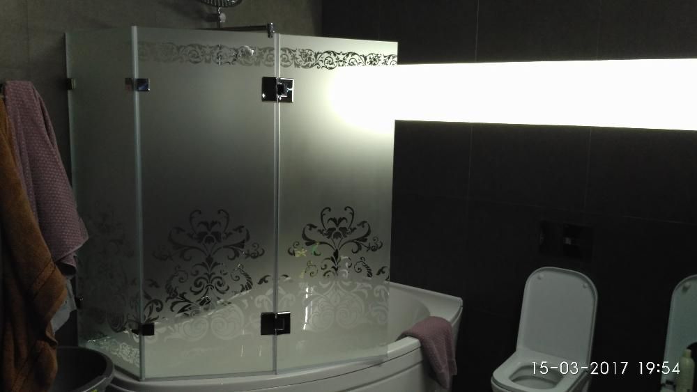 Стеклянные перегородки и ширмы для душа, дверцы-шторки для ванной