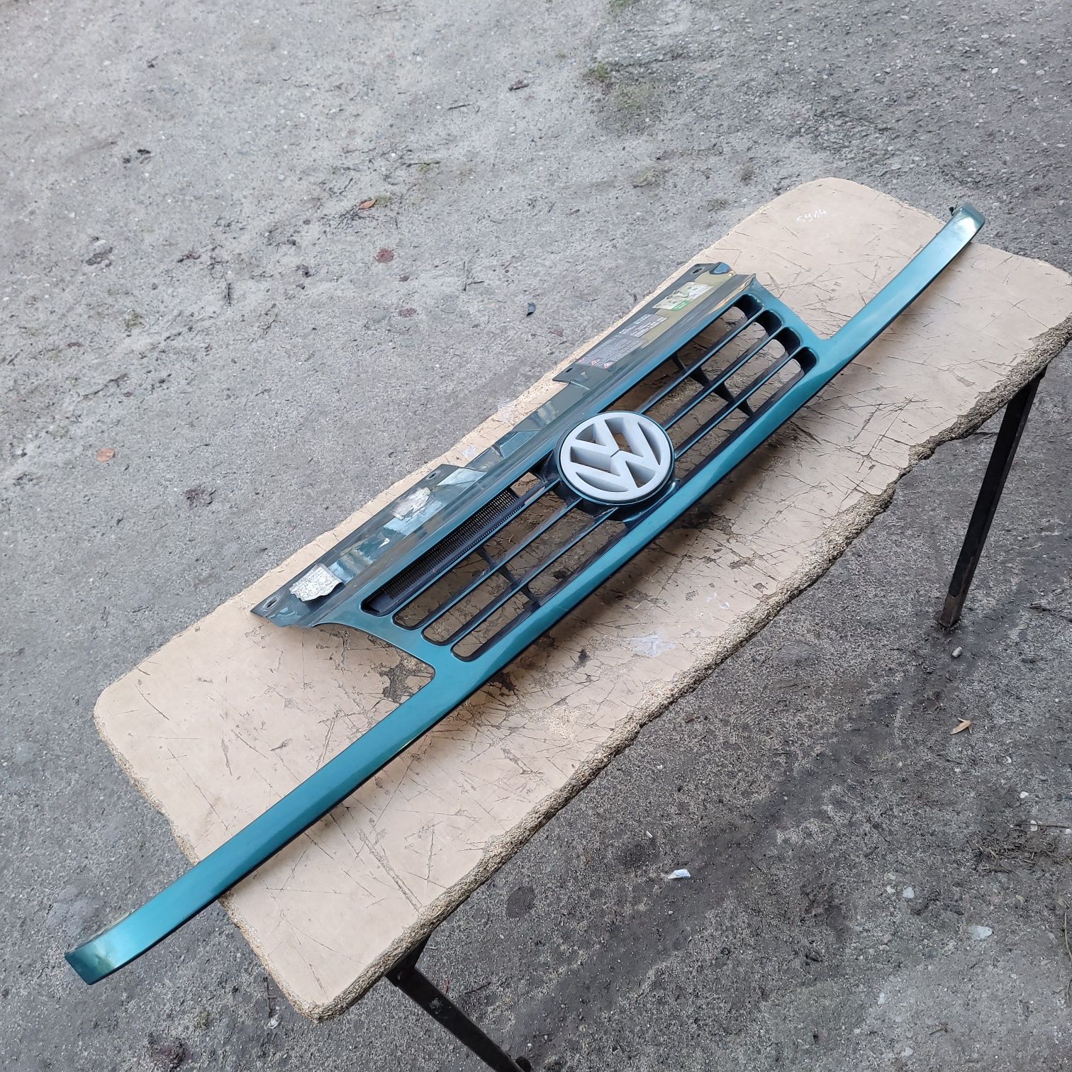 Grill atrapa vw sharan mk1 1998r kod lakieru LC6P